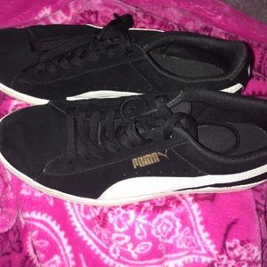 Women’s Pumas black and white